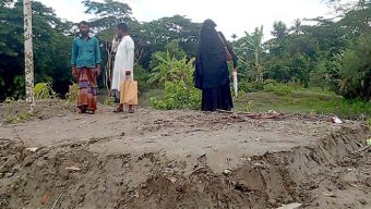 বরগুনায় জামিনে বের হয়ে বাদীর ঘর ভেঙে নিলেন যুবদল নেতা