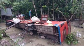 বাউফলে নিয়ন্ত্রণ হারিয়ে যাত্রীবাহী বাস উল্টে পুকুরে, আহত ১০