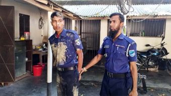 সেনাবাহিনীর হাতে ভুয়া পুলিশ আটক