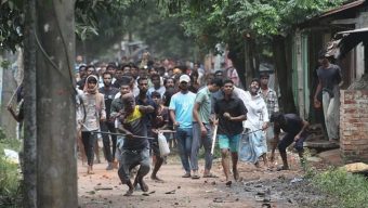 ৩ ঘণ্টা ধরে চলছে স্থানীয়দের সঙ্গে চবি শিক্ষার্থীদের সং’ঘ’র্ষ, ঘটনাস্থলে নেই পুলিশ