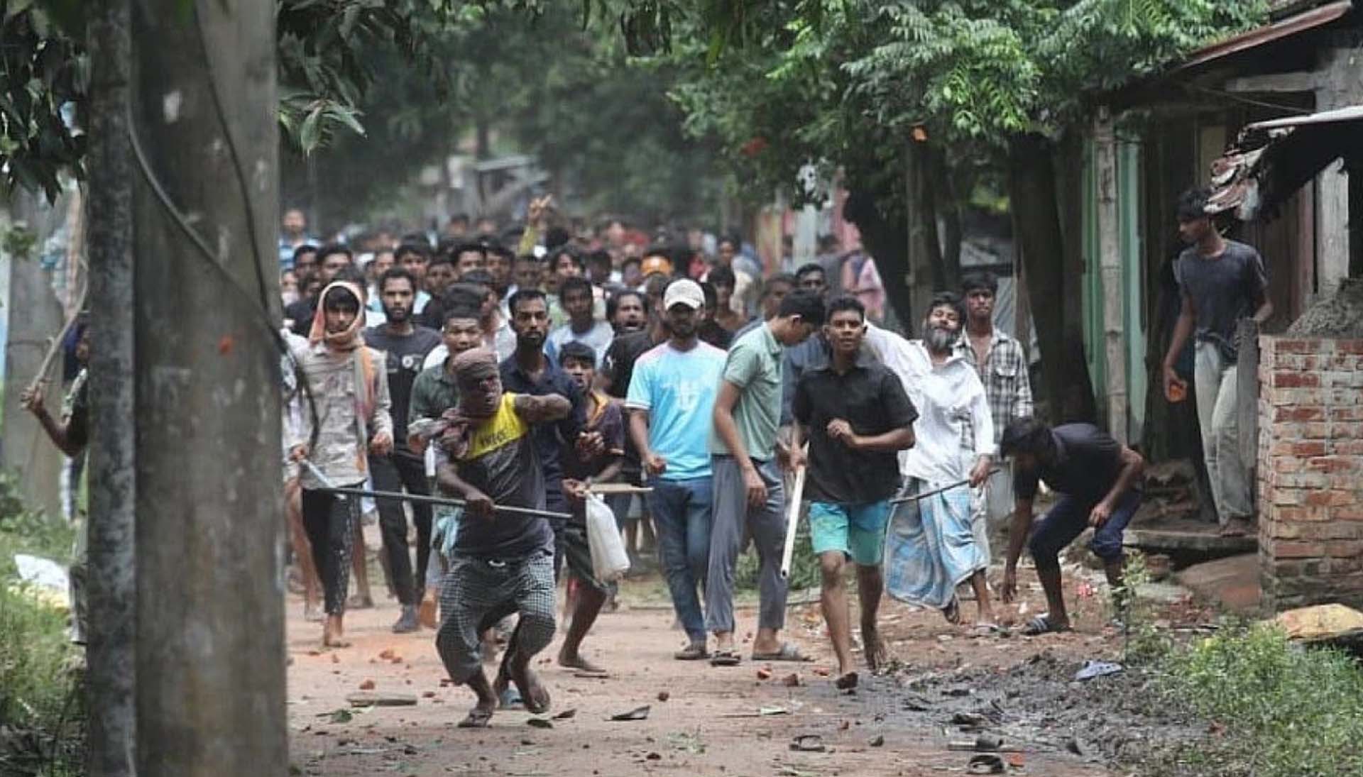 ৩ ঘণ্টা ধরে চলছে স্থানীয়দের সঙ্গে চবি শিক্ষার্থীদের সং’ঘ’র্ষ, ঘটনাস্থলে নেই পুলিশ
