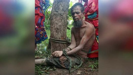 বাউফলে গাছে বেঁধে মধ্যযুগীয় কায়দায় ফেরিওয়ালাকে নির্যাতন