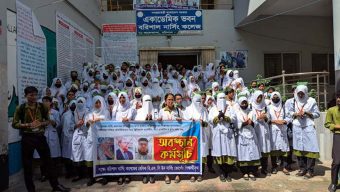বরিশালে ক্লাস-পরীক্ষা বর্জন করে আন্দোলনে নার্সিং কলেজের শিক্ষার্থীরা