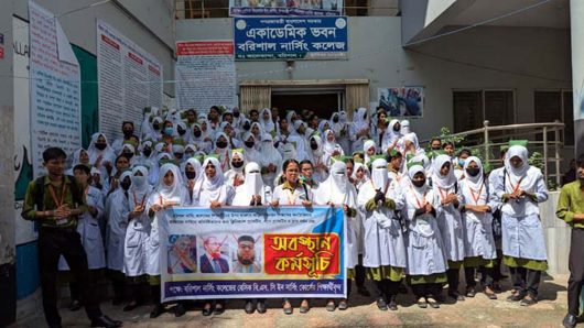 বরিশালে ক্লাস-পরীক্ষা বর্জন করে আন্দোলনে নার্সিং কলেজের শিক্ষার্থীরা