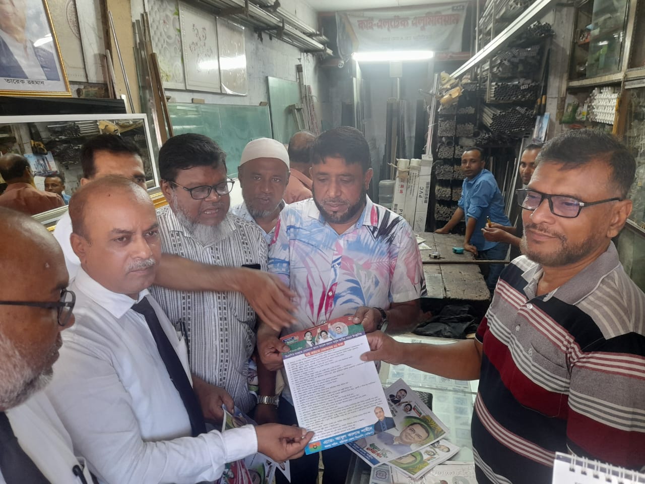 বরিশালে এ্যাডভোকেট আবুল কালাম শাহীন এর নেতৃত্বে ৩১ দফা বাস্তবায়নে লিফলেট বিতরণ