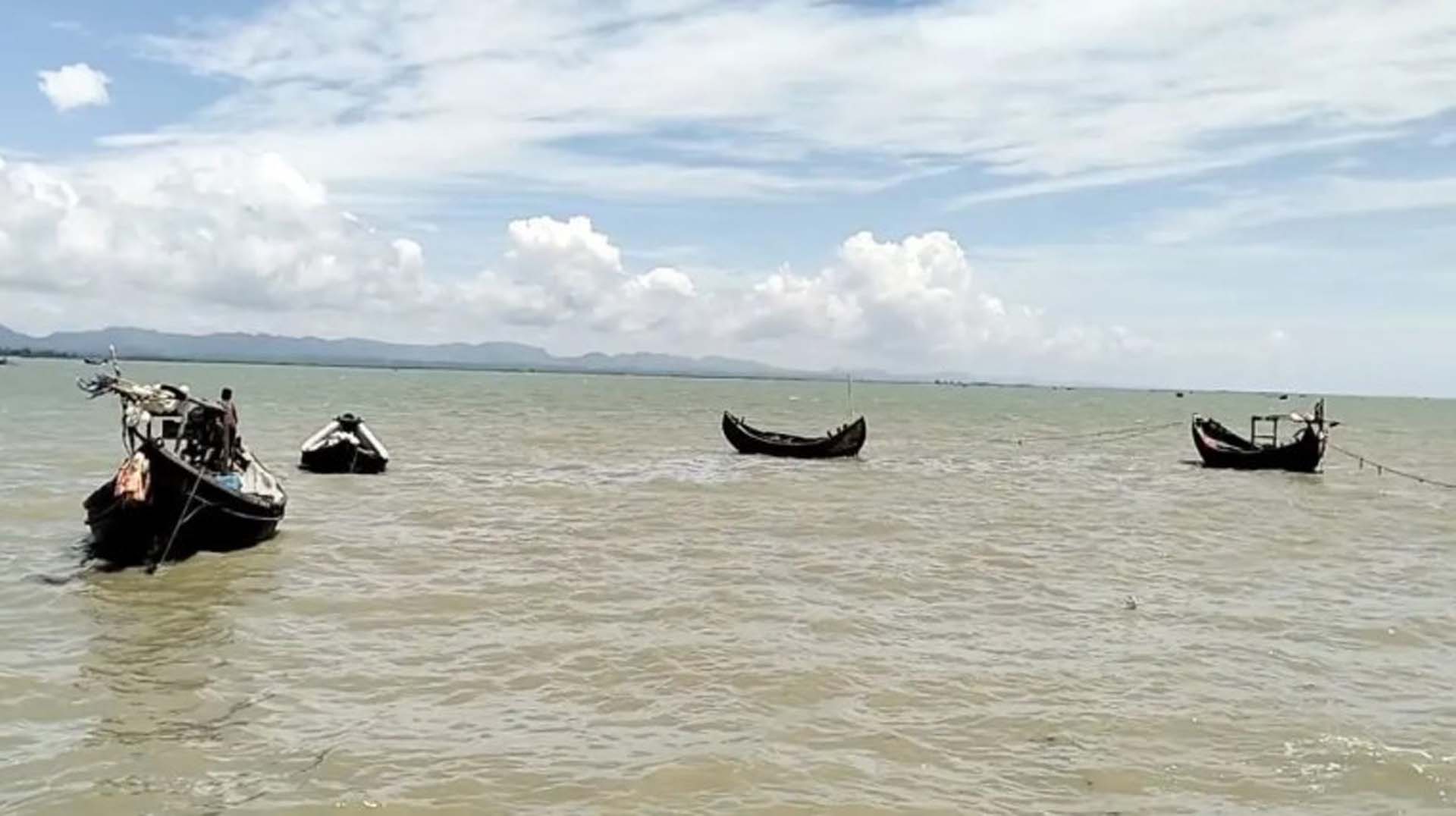ট্রলারসহ ১৮ জেলেকে ধরে নিয়ে গেল আরাকান আর্মি