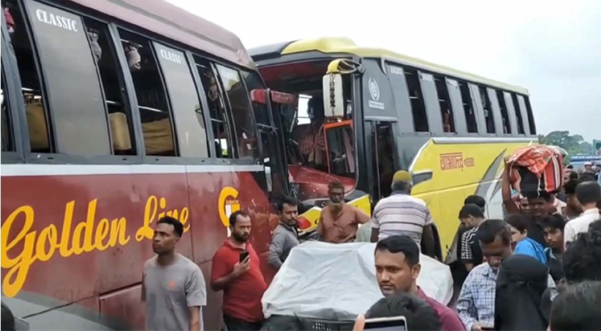 বরিশাল-ঢাকা মহাসড়কে ২ বাসের মুখোমুখি সংঘর্ষে আহত ১৫