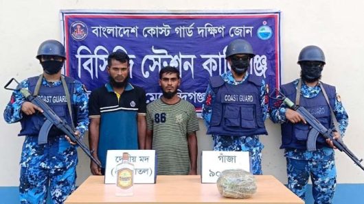 কোষ্টগার্ডের অভিযানে গাজা ও মদ সহ আটক-২