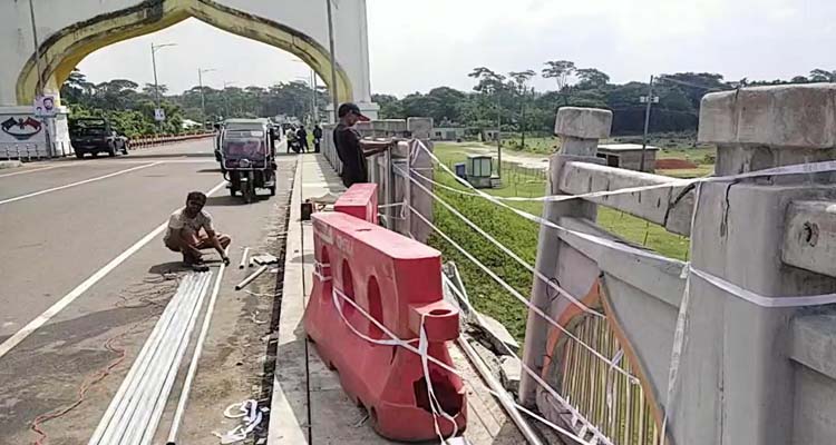 পিকআপের ধাক্কায় ভাঙলো পিরোজপুরের অষ্টম বাংলাদেশ-চীন মৈত্রী সেতুর রেলিং