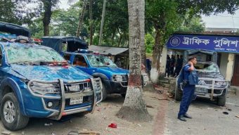 মসজিদে ঢুকে প্রাণে রক্ষা পান পুলিশ সদস্যরা