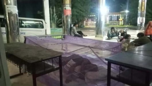 আমরণ অনশনকারী শিক্ষার্থীদের পাশে শুয়ে রাত কাটালেন ববি উপাচার্য