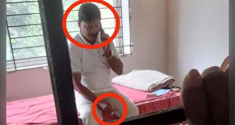 হাজতে সিগারেট হাতে মোবাইলে কথা বলছেন বিএনপির সাবেক নেতা