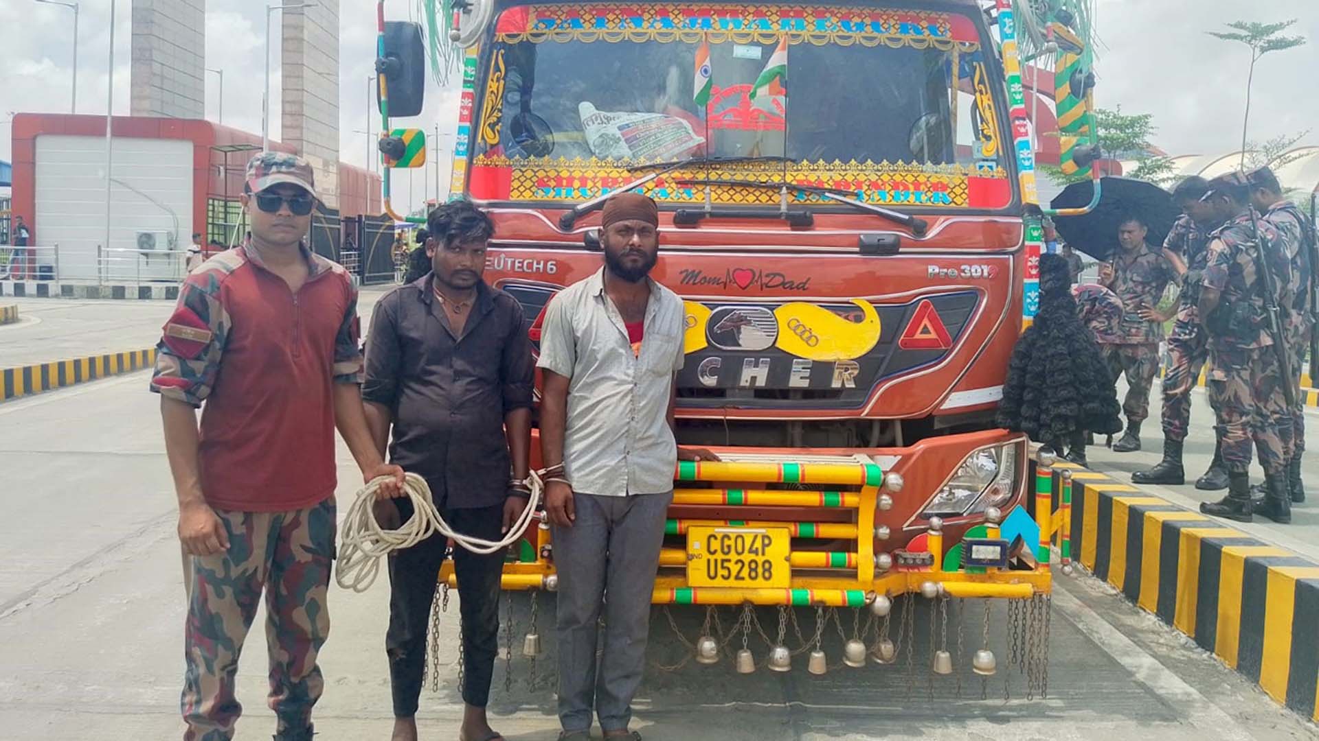 মরিচ বোঝাই ট্রাকে এয়ার পিস্তল, দুই ভারতীয় নাগরিক আটক