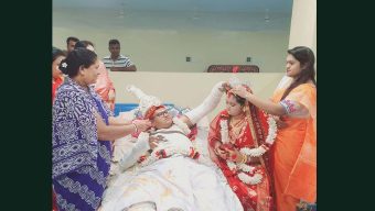 ভাঙা হাত-পা নিয়ে হাসপাতালে বিয়ে, মানিকগঞ্জের যুগলের কাণ্ড ভাইরাল