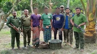 বিনা পাসে সুন্দরবনে প্রবেশ, কাঁকড়াসহ আটক ৩