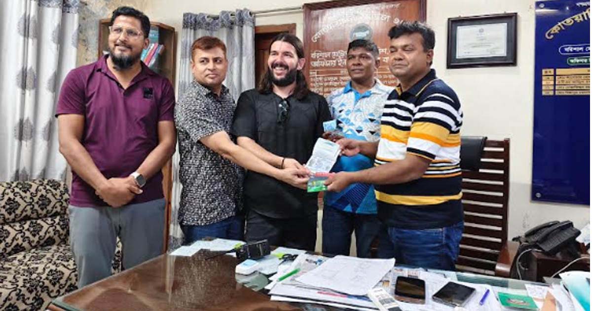 ওসি মিজানের তৎপরতায় কানাডিয়ান নাগরিক ফিরে পেলেন পাসপোর্ট ও ভিসা