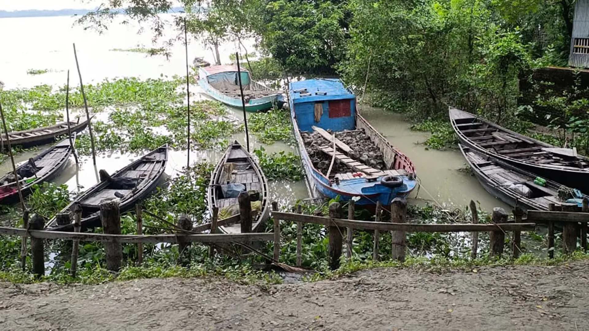নিষেধাজ্ঞার সময়ে ইলিশ শিকারে জেলেদের ‘গোপন’ প্রস্তুতি