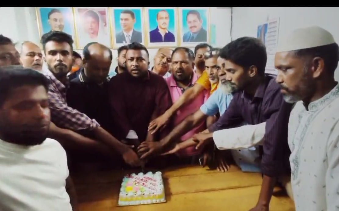 চরকাউয়ায় এ্যাডঃ মজিবুর রহমান সরোয়ালের জন্মদিনে দোয়া ও কেক কাটেন সাইফুল ইসলাম সুজন