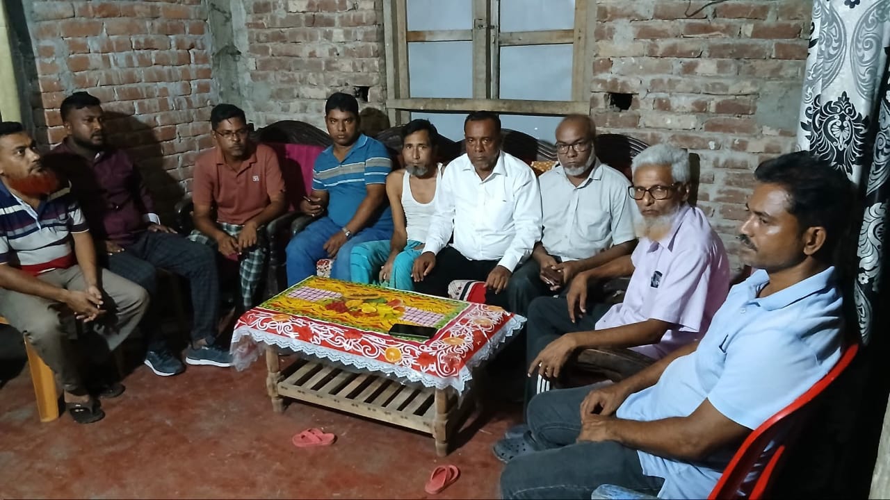 অসুস্থ সাবেক যুবদল নেতা সবুজ ফকিরকে দেখতে গেলেন বিএনপির নেতা এ্যাডঃ কাজী মোকলেচুর রহমান
