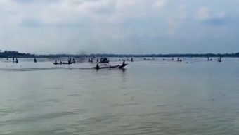 একদিকে অভিযানের ট্রলার, অন্যপাশে ‘ধুমধামে’ ইলিশ শিকার