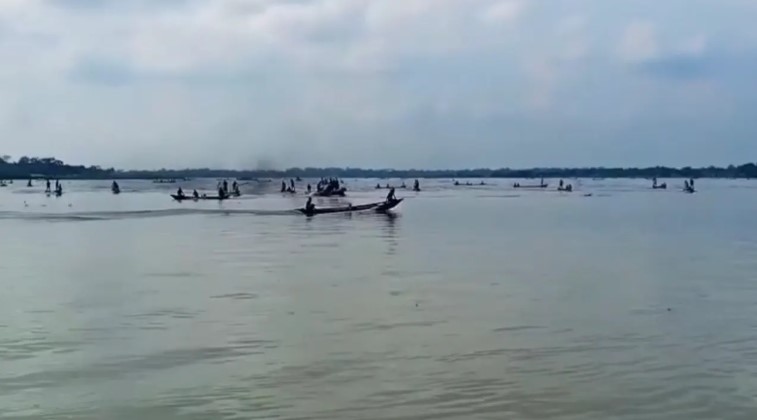 একদিকে অভিযানের ট্রলার, অন্যপাশে ‘ধুমধামে’ ইলিশ শিকার