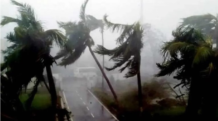 ১৭ জেলায় রাতে ঝড়ের আভাস