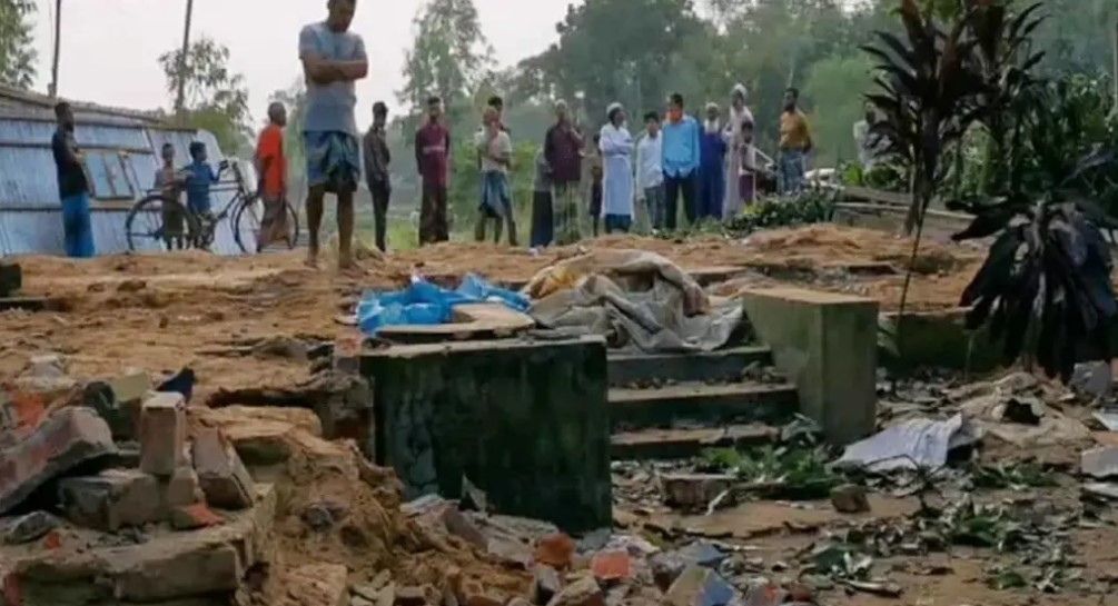 সুদের টাকা না পেয়ে কৃষকের ঘর ভেঙে নিয়ে গেলেন ইমাম (!)