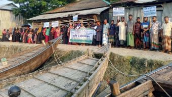 টেকসই বেড়িবাঁধের দাবিতে পাথরঘাটায় নদীর পারে মানববন্ধন