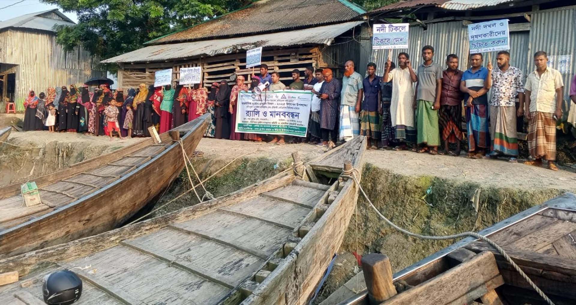 টেকসই বেড়িবাঁধের দাবিতে পাথরঘাটায় নদীর পারে মানববন্ধন