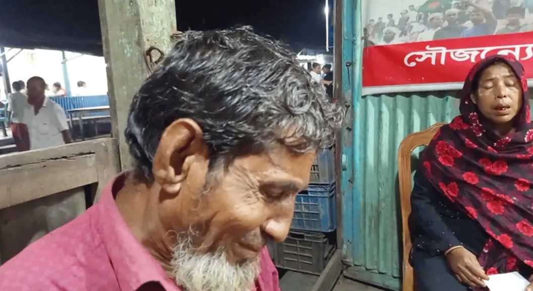 জমি লিখে নিয়ে বাবা-মাকে বাড়িছাড়া করল ছেলে