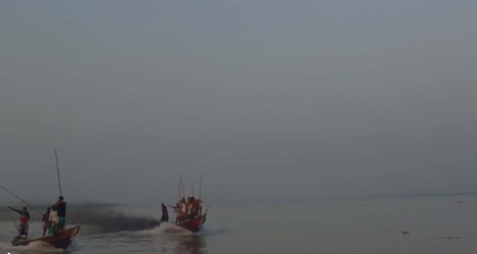 বরিশালে ইলিশ রক্ষা অভিযানে জেলেদের হামলা, আত্মরক্ষায় গুলিবর্ষণ