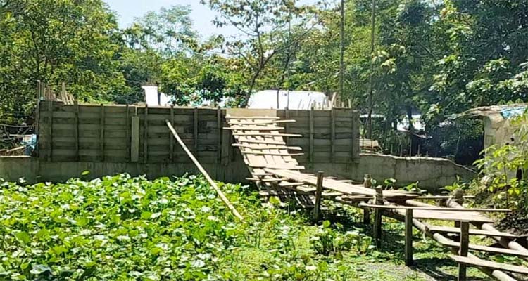এক বছর মেয়াদে সড়ক ও দুই ব্রীজ নির্মাণ কাজ ৪ বছরেও শেষ হয়নি, জনদুর্ভোগ 