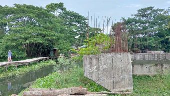 পিরোজপুরে ব্রিজের কাজ বন্ধ, ভোগান্তিতে দুই উপজেলার মানুষ
