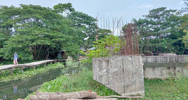 পিরোজপুরে ব্রিজের কাজ বন্ধ, ভোগান্তিতে দুই উপজেলার মানুষ