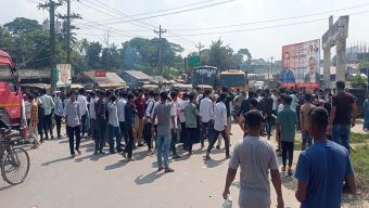 গৌরনদী সরকারি কলেজের সামনে সড়ক অবরোধ করে শিক্ষার্থীরা