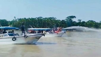 বরিশালে জেলেদের হামলা ঠেকাতে জলকামানের ব্যবহার