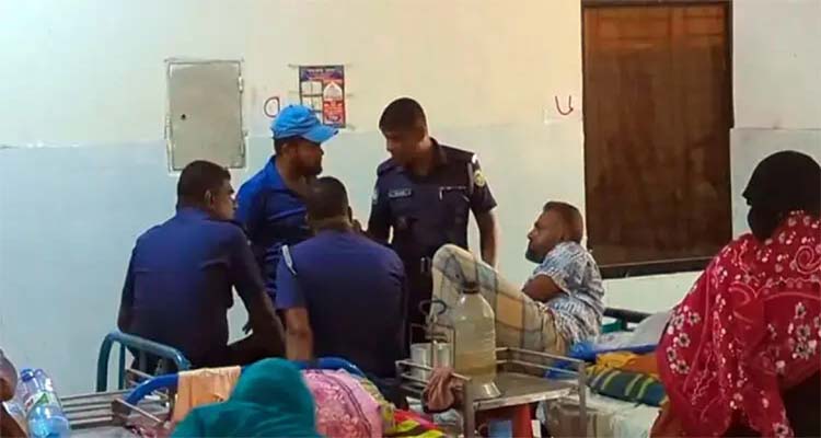 পটুয়াখালীতে বাজার ইজারাকে কেন্দ্র করে দু’পক্ষের সংঘর্ষ, পুলিশের ওপর হামলা