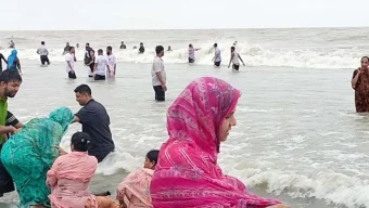 কুয়াকাটায় বৈরী আবহাওয়ার মাঝেই পর্যটকদের বাঁধভাঙা উল্লাস