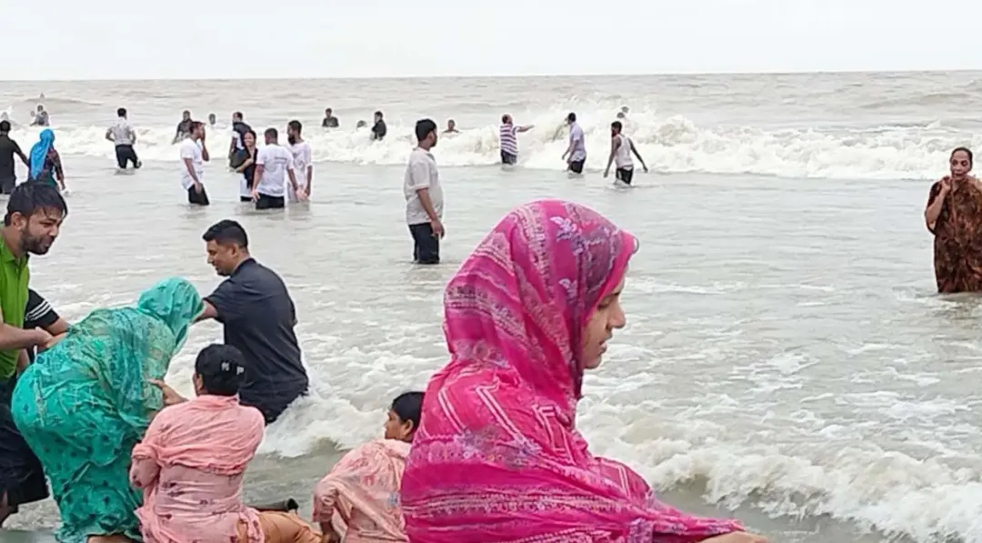 কুয়াকাটায় বৈরী আবহাওয়ার মাঝেই পর্যটকদের বাঁধভাঙা উল্লাস
