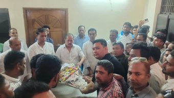 বরিশাল সদর-০৫ আসনে বিএনপি প্রার্থী মজিবুর রহমান সরোয়ারকে যুবদলের ফুলেল শুভেচ্ছা