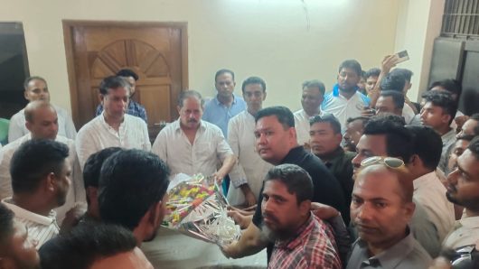 বরিশাল সদর-০৫ আসনে বিএনপি প্রার্থী মজিবুর রহমান সরোয়ারকে যুবদলের ফুলেল শুভেচ্ছা