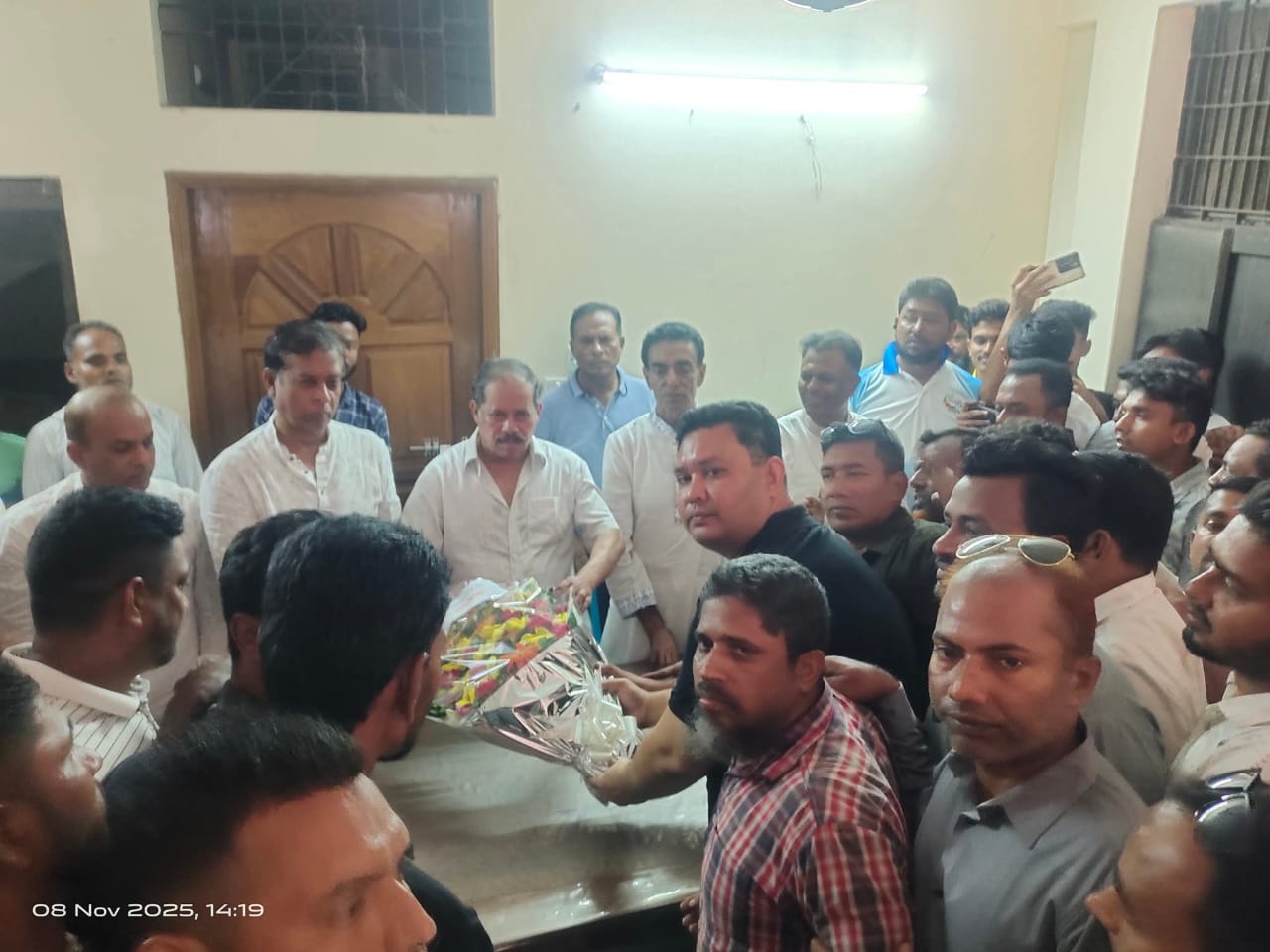 বরিশাল সদর-০৫ আসনে বিএনপি প্রার্থী মজিবুর রহমান সরোয়ারকে যুবদলের ফুলেল শুভেচ্ছা