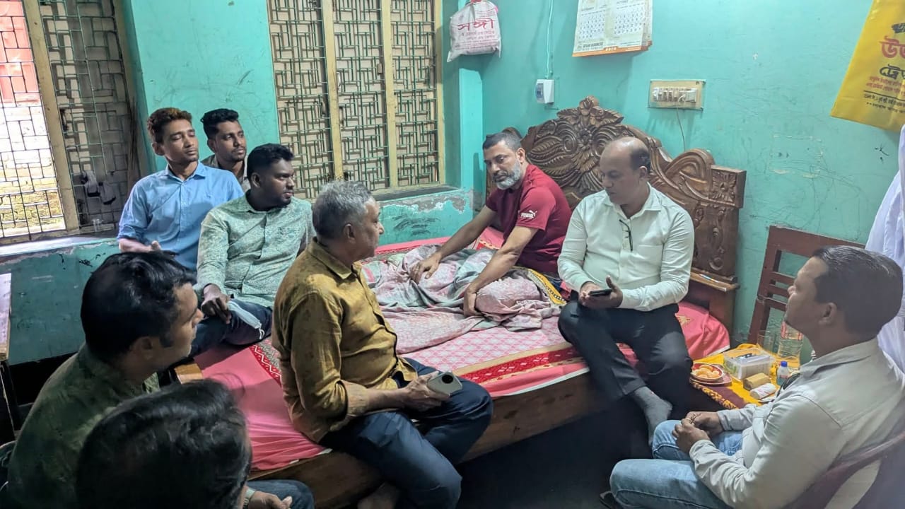 অসুস্থ বিএনপির নেতার খোঁজে সদস্য সচিব অ্যাডঃ আবুল কালাম শাহীন