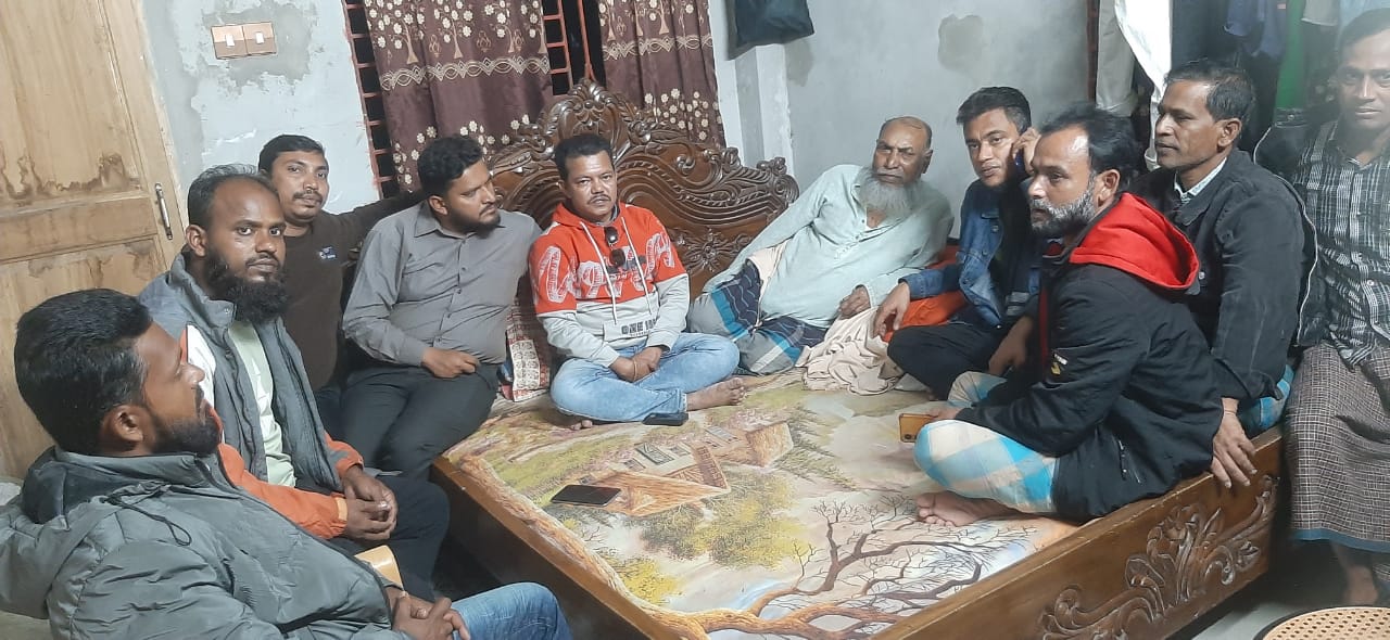 বরিশাল সদর উপজেলা তাঁতীদলের নবগঠিত আহবায়ক রাজীব খানের পিতার শারীরিক খোঁজখবর নিতে নেতৃবৃন্দের উপস্থিতি