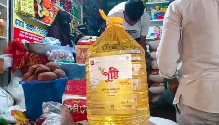 বাজারে এলো ২০ লিটারের বোতলজাত সয়াবিন তেল