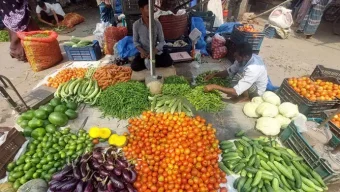 বরিশালে সরবরাহ বাড়ায় সবজির বাজারে স্বস্তি