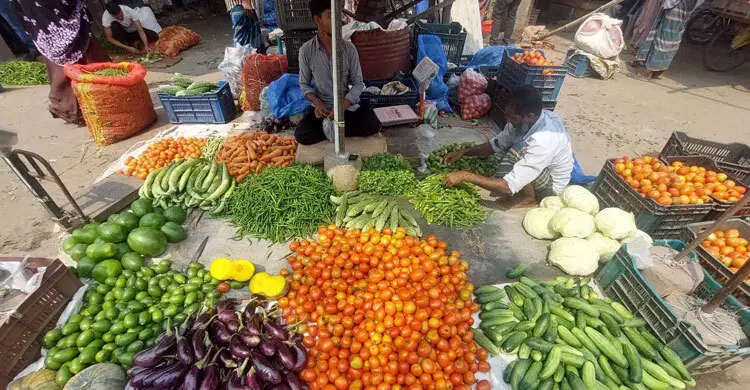 বরিশালে সরবরাহ বাড়ায় সবজির বাজারে স্বস্তি