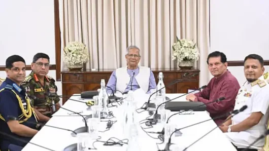 তিন বাহিনী প্রধানের সাক্ষাৎ নির্বাচনের প্রস্তুতি নেওয়ার নির্দেশনা প্রধান উপদেষ্টার