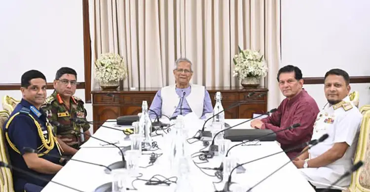 তিন বাহিনী প্রধানের সাক্ষাৎ নির্বাচনের প্রস্তুতি নেওয়ার নির্দেশনা প্রধান উপদেষ্টার