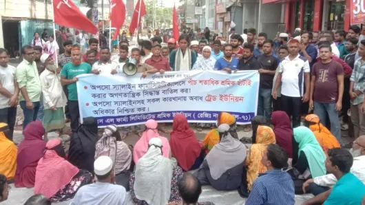 বরিশালে অপসোনিনের ৫০০ শ্রমিক চাকরিচ্যুৎ, প্রতিবাদে বিক্ষোভ